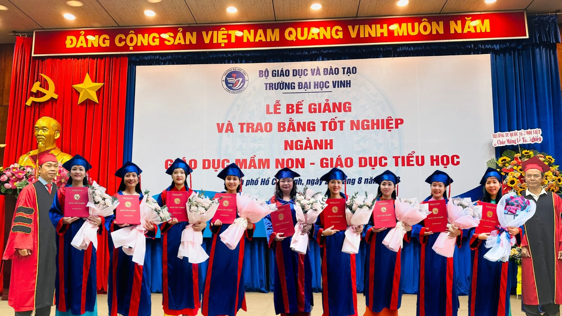 Trường Đại học Vinh tổ chức lễ trao bằng tốt nghiệp