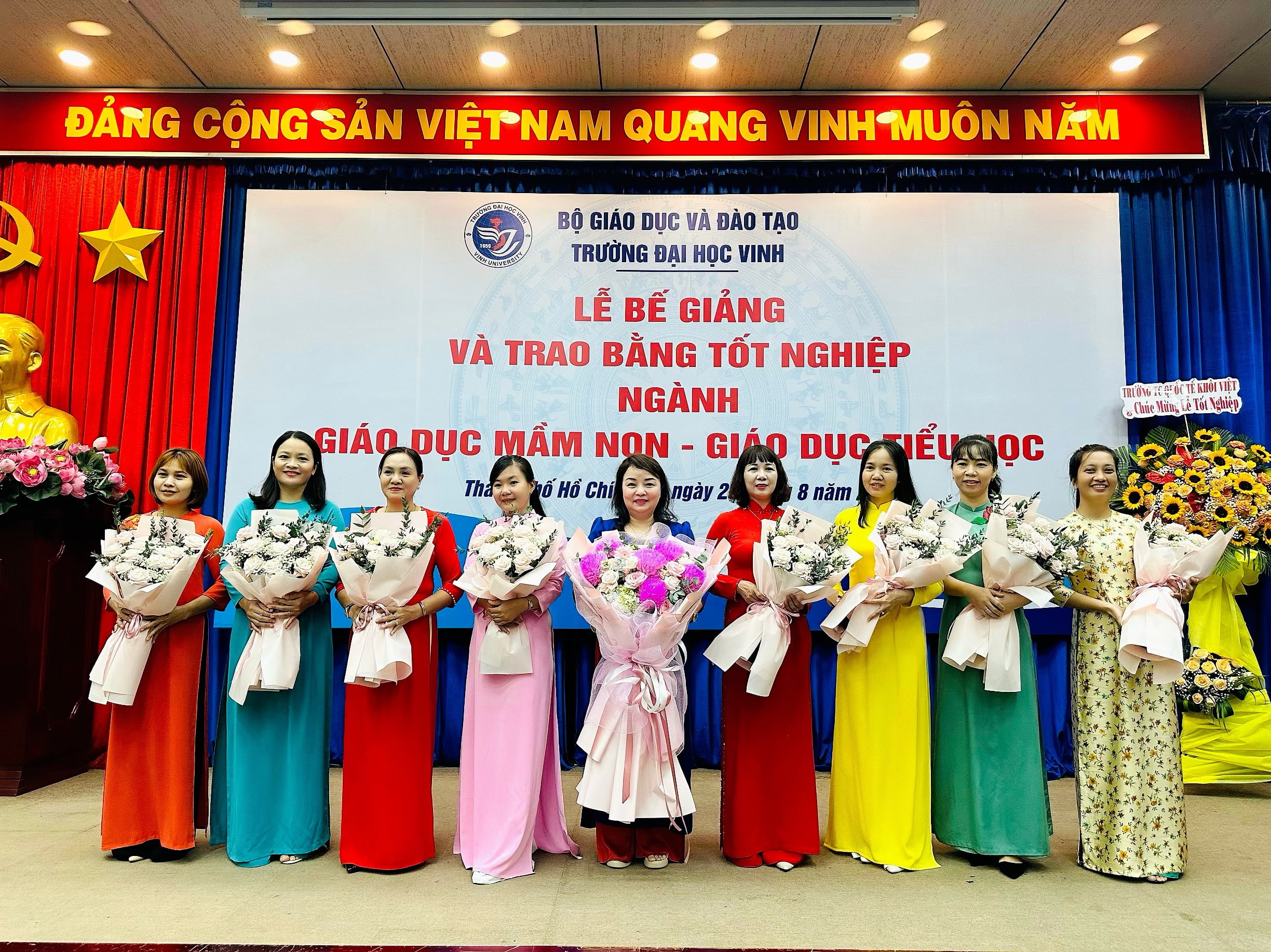 Sinh viên lớp Đại học Sư phạm mầm non nhận bằng tốt nghiệp